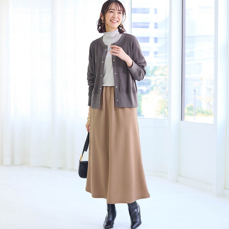 モデル身長169cm／M　※写真は撮影用のため総丈+7cmになります。ボトムのみ着用