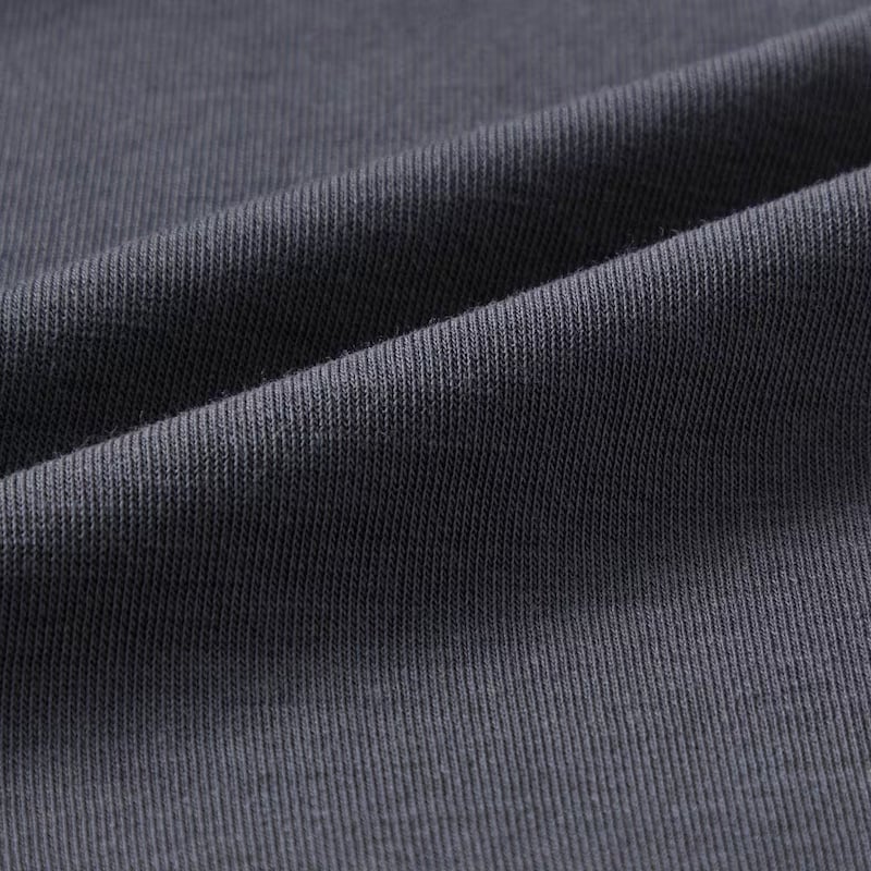 肩まわりは動きやすいカットソー素材