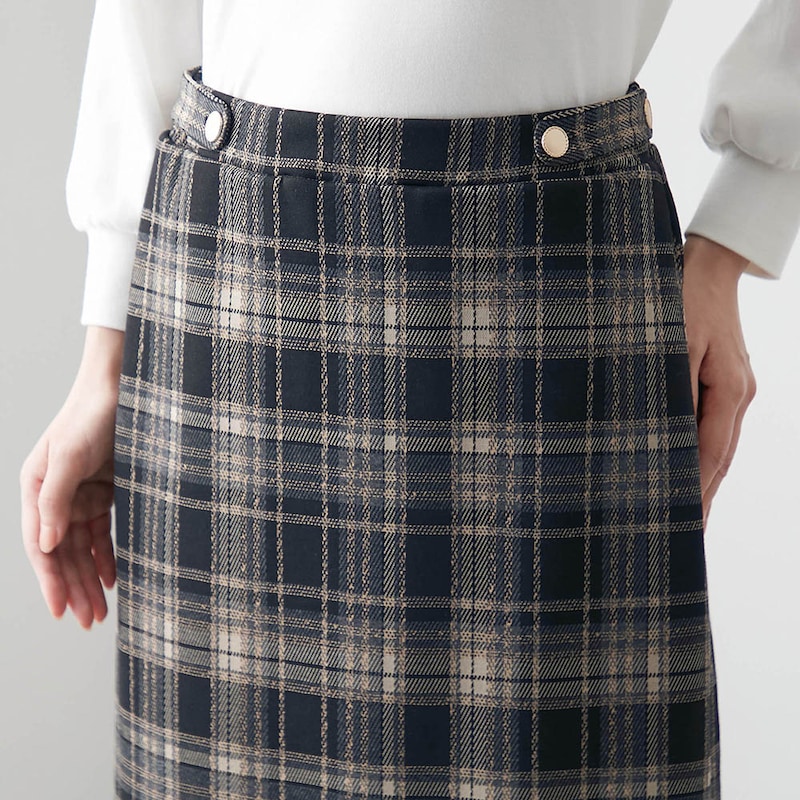 ウエストの両サイドに金ボタン付き