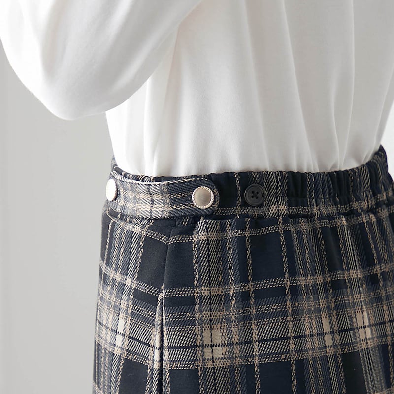 ウエスト調整可能なボタン付き