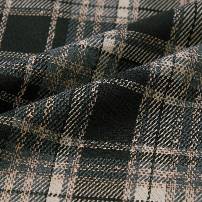 合わせやすいベージュ×黒のチェック柄