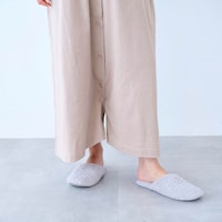 裾のスナップボタンで、パンツ仕様にもなります