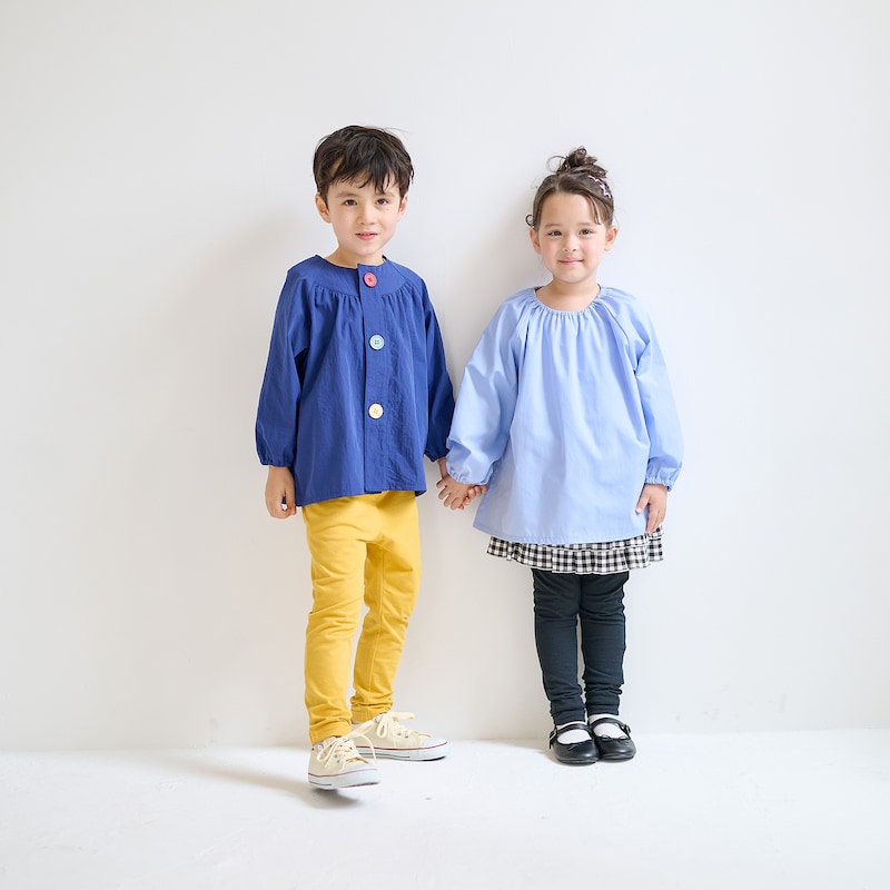 左）モデル身長111㎝・110サイズ着用、右）モデル身長104.5㎝・110サイズ着用