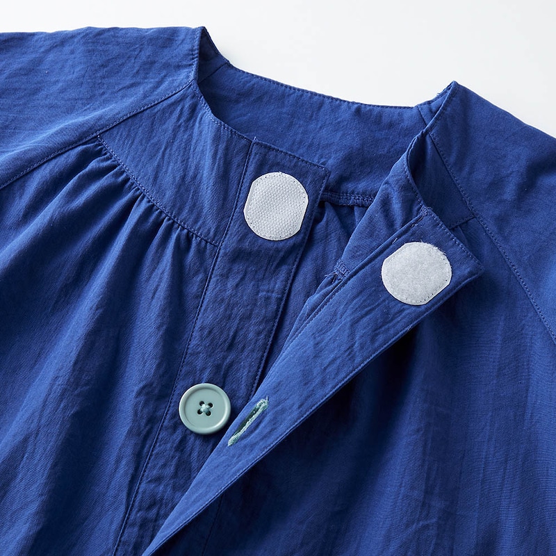 第一ボタンは飾りボタン、着脱面はワンタッチテープ採用