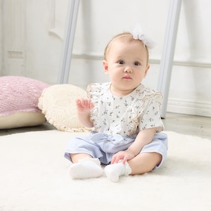 オフホワイト花柄×ペールブルー／モデル身長69cm・体重7.4kg・70