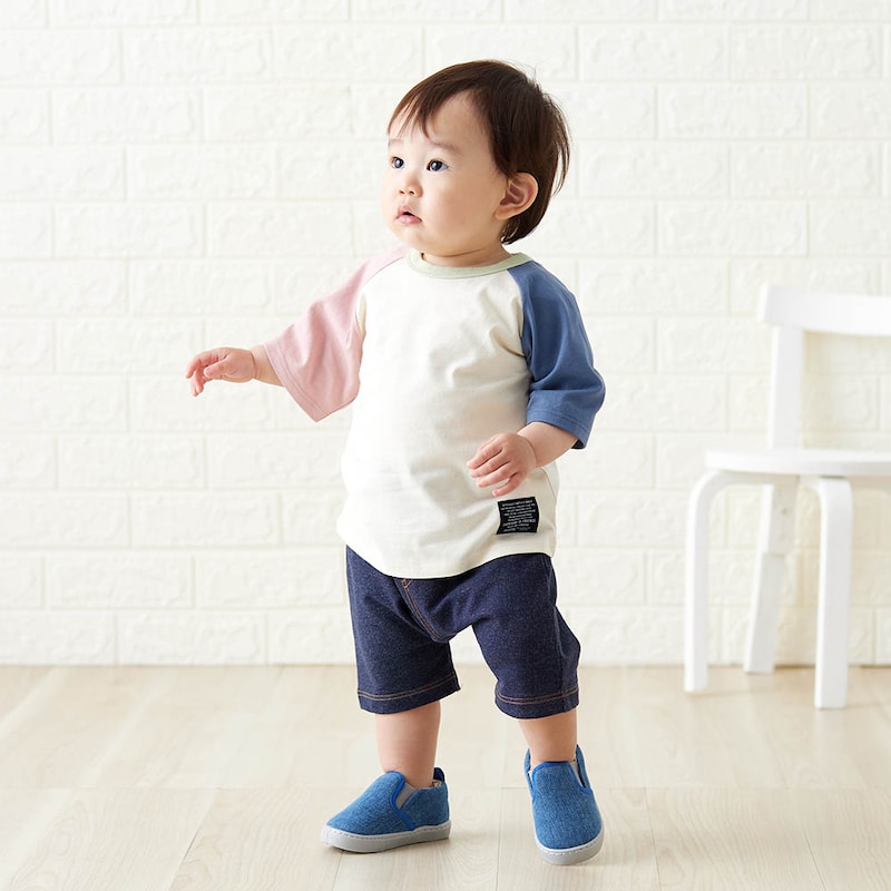 アイボリー系マルチカラー／モデル身長77㎝・80サイズ着用・体重10.5㎏