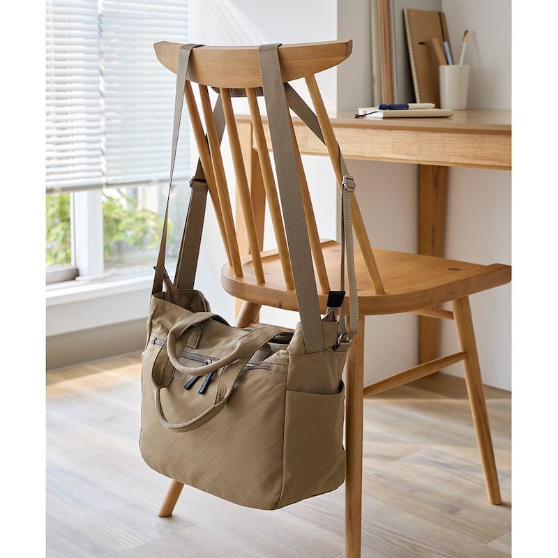 椅子にかけられるので床置きで汚れない