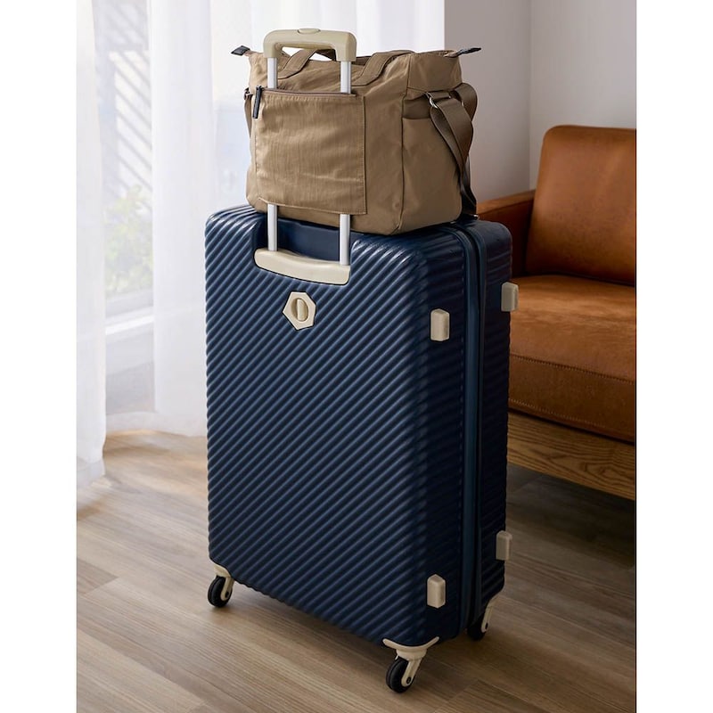 裏側にはキャリーバッグなどの持ち手に固定できるスリーブ付き