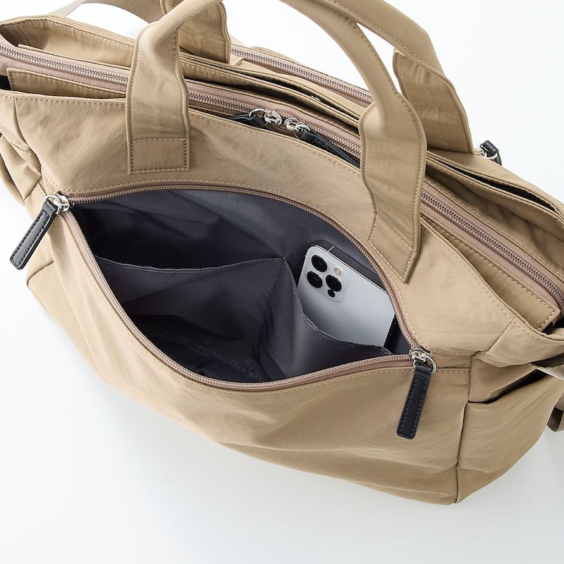 前ファスナーポケット内にオープンポケット×２／小物も迷子になりにくい