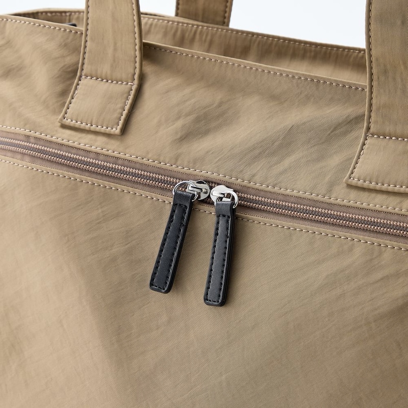 外側ポケット（表側）／ファスナーポケットなので防犯面も安心