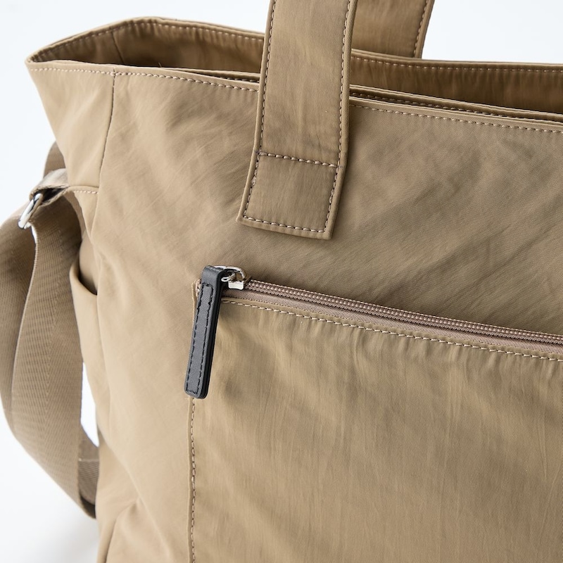 外側ポケット（裏側）／ファスナーポケットなので防犯面も安心