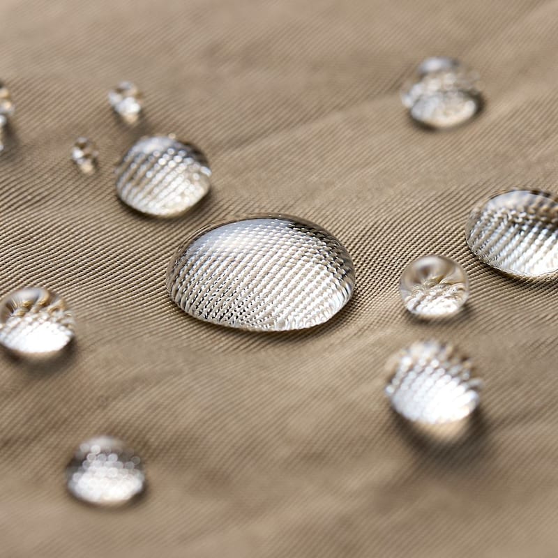 しわ感がありきれいな印象の、撥水加工を施したナイロン素材