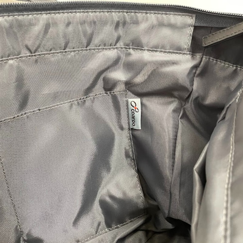 内側ポケット横には「coaroo」タグ付き