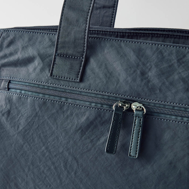 しわ感がありきれいな印象の、撥水加工を施したナイロン素材