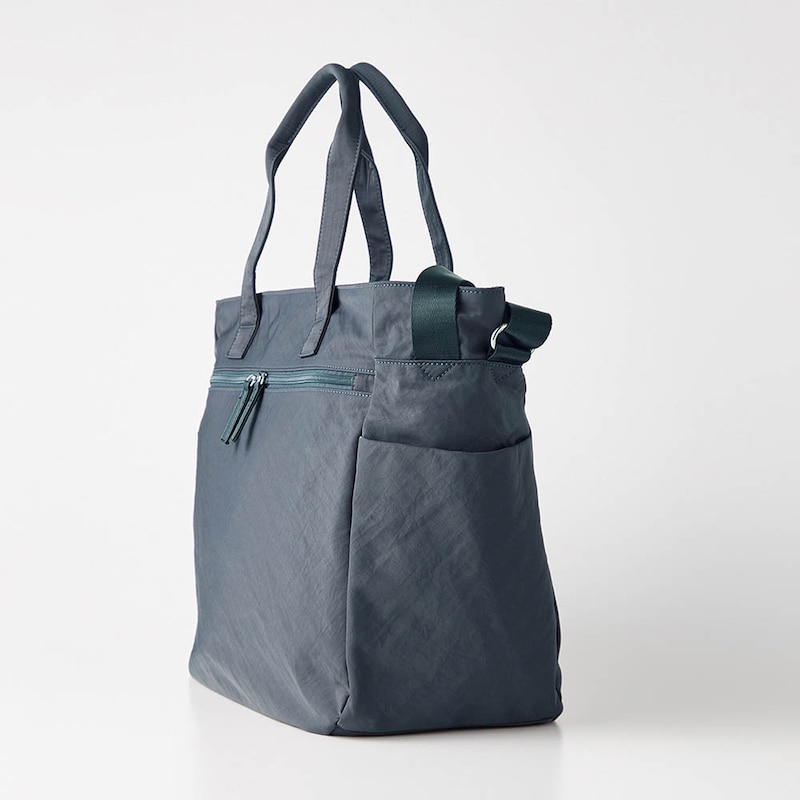 両サイドには便利なポケット（出し入れ頻繁な水筒や折りたたみ傘入れに）