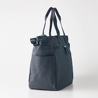 両サイドには便利なポケット（出し入れ頻繁な水筒や折りたたみ傘入れに）