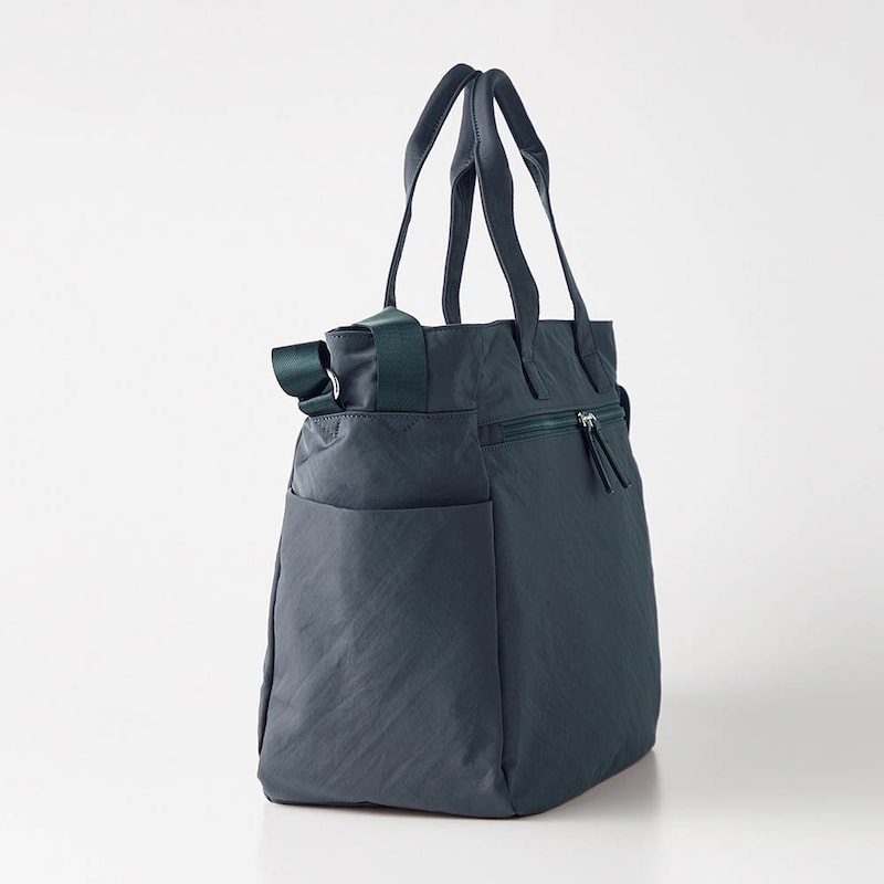 両サイドには便利なポケット（出し入れ頻繁な水筒や折りたたみ傘入れに）