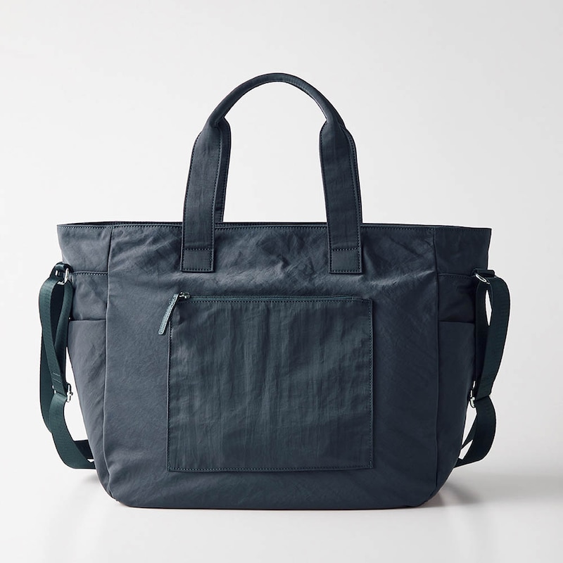 裏側のファスナーポケット内に便利なキーフック付き