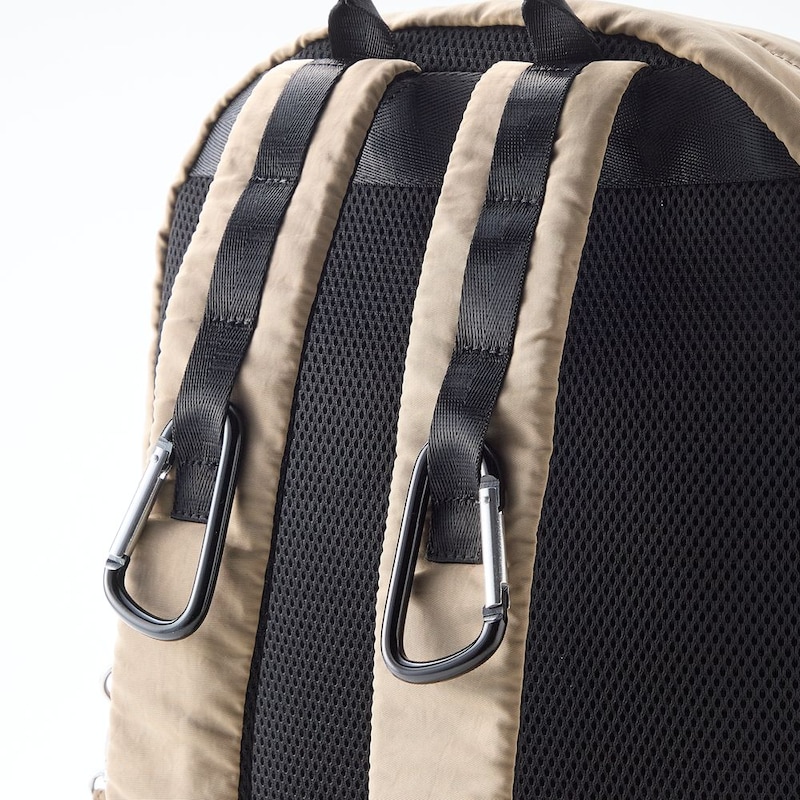 他の荷物まで持ってくれる！その秘密は…？「ショルダー上部分のスライドできるカラビナ」