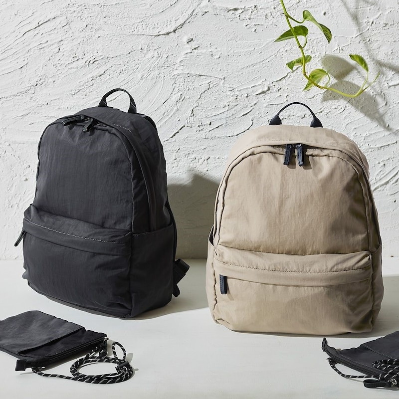 ショルダー紐の長さ調整可能なサコッシュ付き