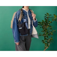 紐を短くしたサコッシュをカラビナに引っ掛けると