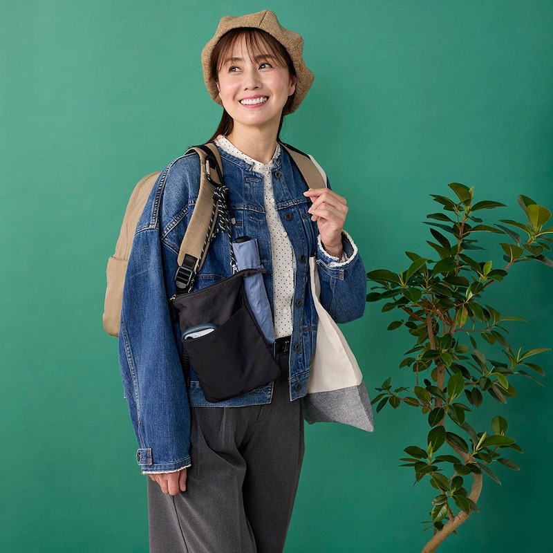 紐を短くしたサコッシュをカラビナに引っ掛けると