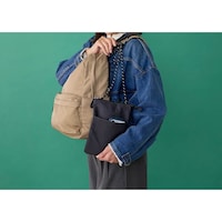 リュックの前抱え時、カラビナを前にスライドさせれば引っ掛けた荷物も簡単に前に。