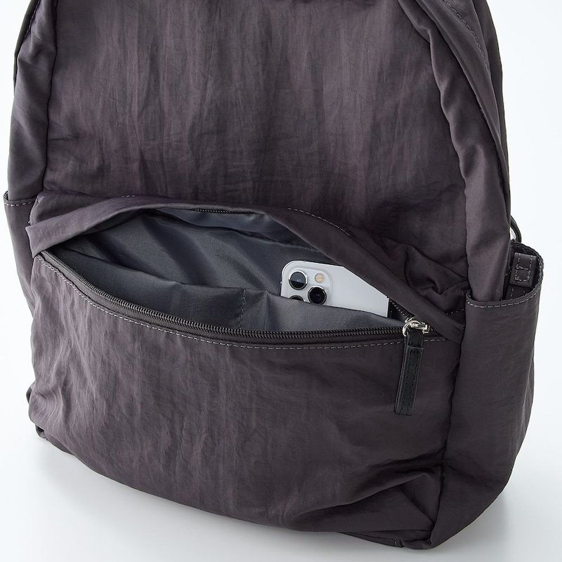 前ファスナーポケット内にオープンポケット×２／小物も迷子になりにくい