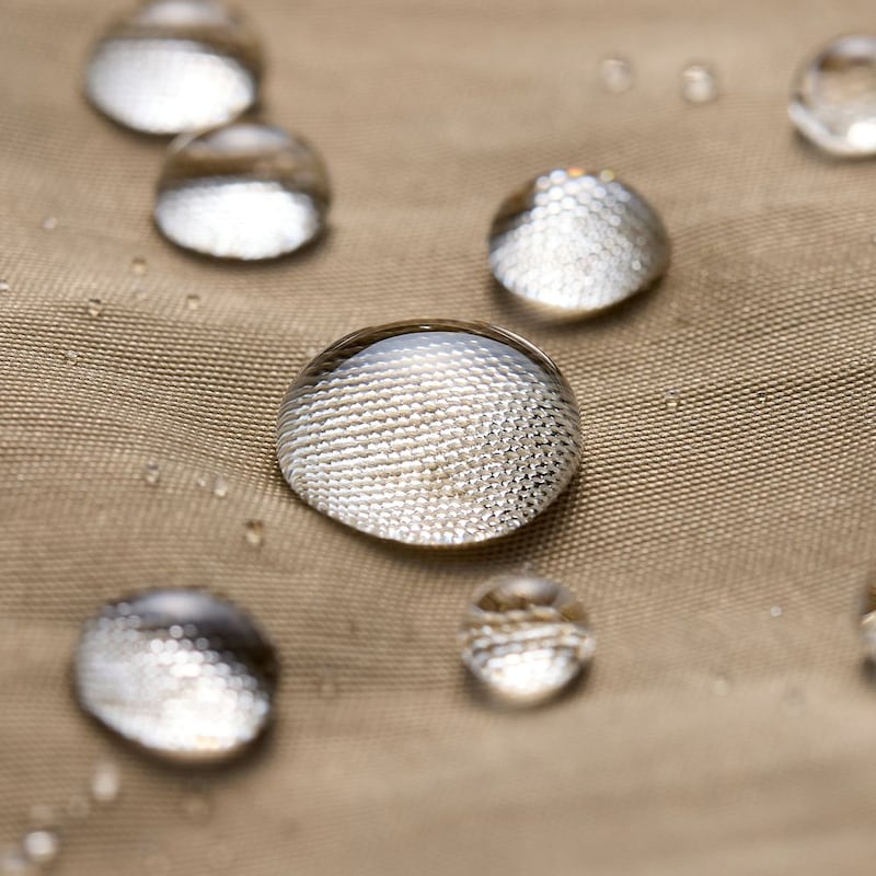 しわ感がありきれいな印象の、撥水加工を施したナイロン素材