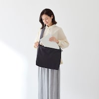 出先でパンフレットなどをもらっても折らずに持ち帰れる（A4サイズ）
