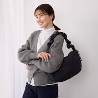 ショルダーベルト内蔵のドロスト紐を絞れば持ち手を好きな長さに。くしゅっとフリルになって可愛い！