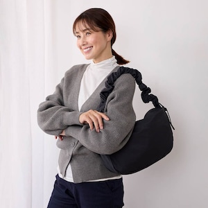 ショルダーベルト内蔵のドロスト紐を絞れば持ち手を好きな長さに。くしゅっとフリルになって可愛い！