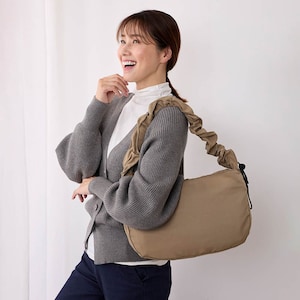 ショルダーベルト内蔵のドロスト紐を絞れば持ち手を好きな長さに。くしゅっとフリルになって可愛い！