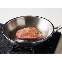 鍋底にあたった熱が、鍋全体に素早く均等に伝わるため、肉や魚などは素材の脂分だけで調理できます
