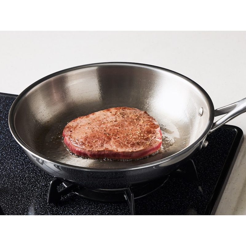 鍋底にあたった熱が、鍋全体に素早く均等に伝わるため、肉や魚などは素材の脂分だけで調理できます