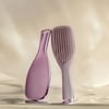 世界中で愛されるイギリス生まれのヘアケアブラシ「タングルティーザー」は、日本でも累計販売数1,000万個を突破(※)!中でも「ザ・アルティメットディタングラー」は、濡れた髪にも乾いた髪にも使えるため、
