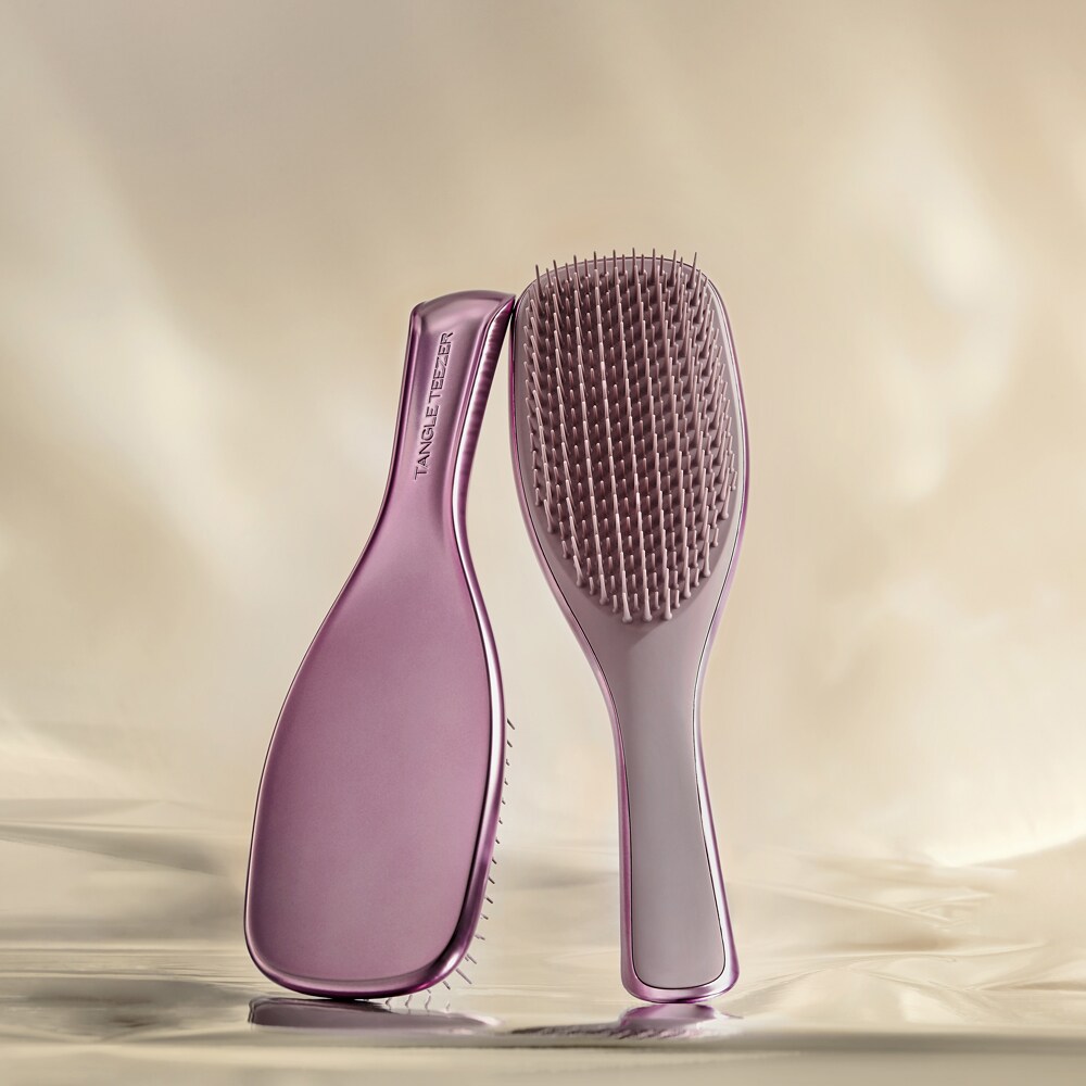 世界中で愛されるイギリス生まれのヘアケアブラシ「タングルティーザー」は、日本でも累計販売数1,000万個を突破(※)!中でも「ザ・アルティメットディタングラー」は、濡れた髪にも乾いた髪にも使えるため、
