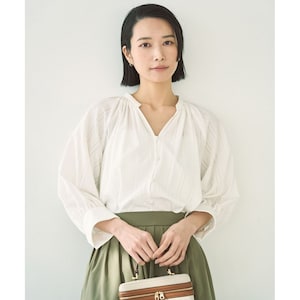 ■デザイン繊細なレースとボリューム感が贅沢なブラウス。首元はスッキリ仕上げており、透け感のある軽やかな素材で、甘い印象になりすぎず大人の女性らしく着られる一枚です。前を開けると、羽織としてもご着用いた