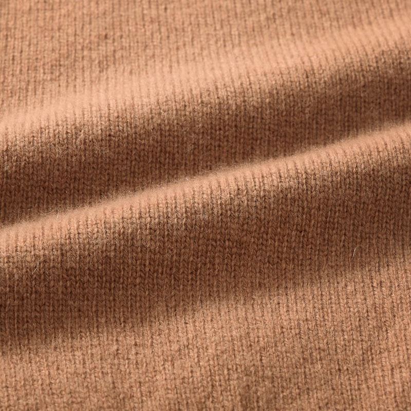 空気を多く含んであたたかく、肌ざわりもやわらかなウールカシミヤブレンド素材