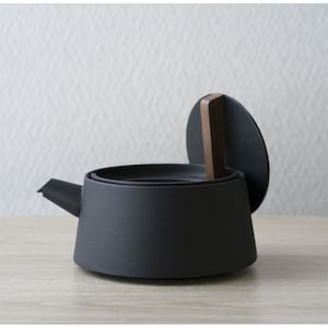 木製の取っ手を本体のふちに引っ掛けることができるので蓋の置き場に困りません