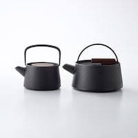 右：tetu 鉄瓶 ＜1リットル＞、左：tetu 小鉄瓶 ＜0.56L＞(別売)