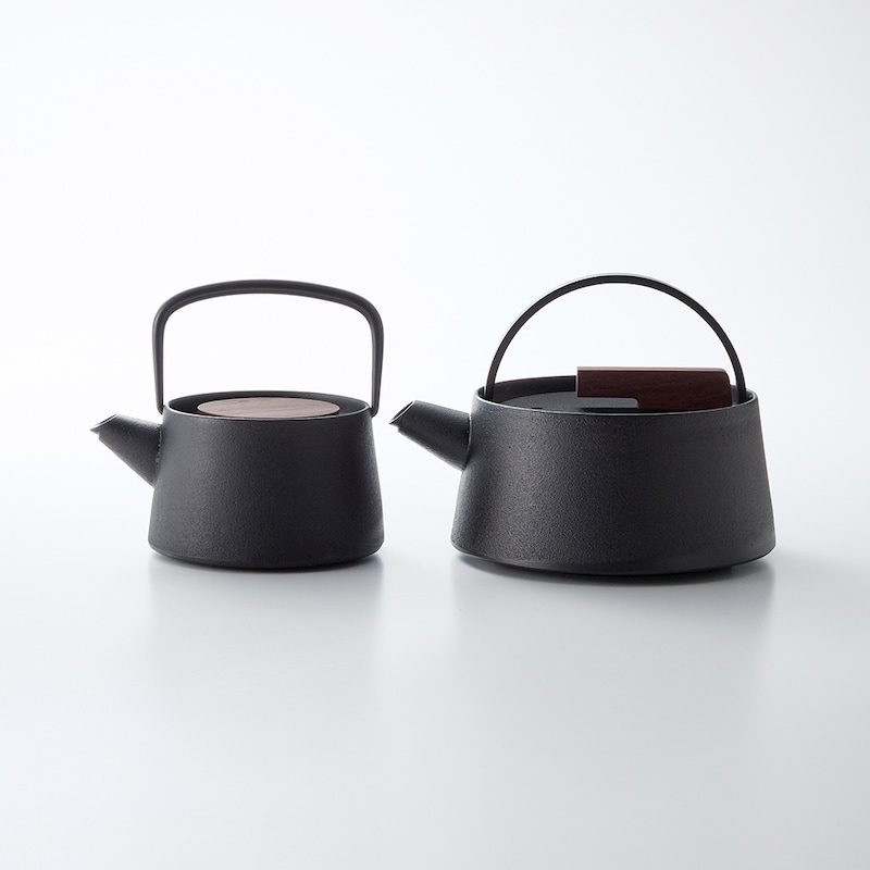 右：tetu 鉄瓶 ＜1リットル＞、左：tetu 小鉄瓶 ＜0.56L＞(別売)