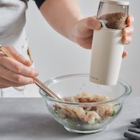 サッと使える乾電池式
操作が簡単で使い勝手も抜群