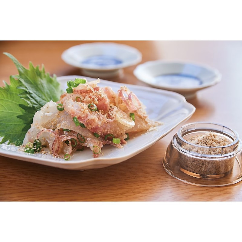 コンテナを取り付けて使用すれば、すりごまをためることも。そのまま薬味皿として食卓へ出せます