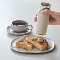 トーストやドリンクなど、最後の仕上げとしてすりたてのごまをトッピング