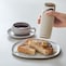 トーストやドリンクなど、最後の仕上げとしてすりたてのごまをトッピング