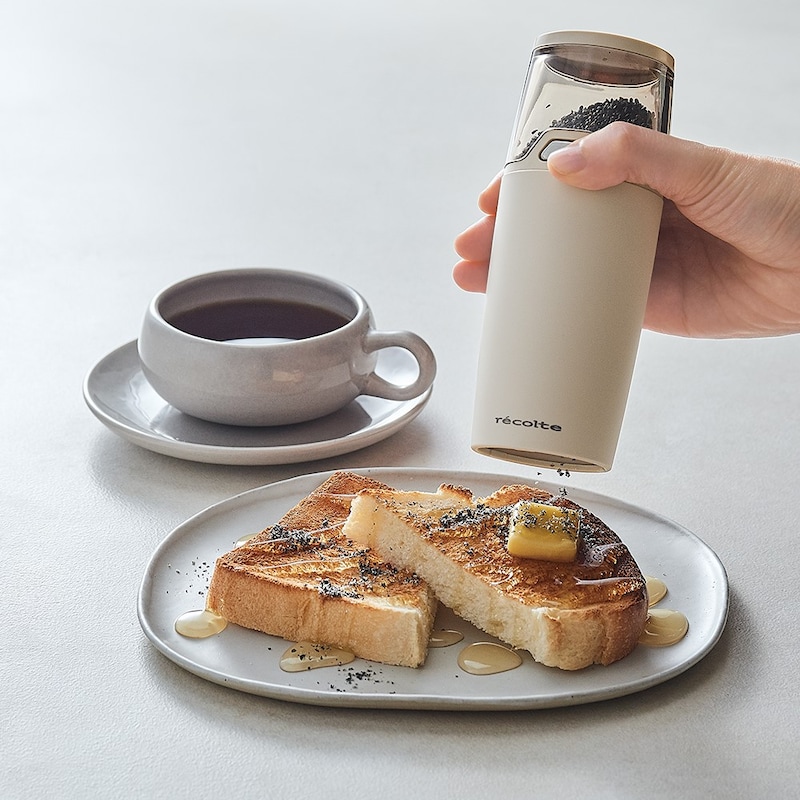 トーストやドリンクなど、最後の仕上げとしてすりたてのごまをトッピング