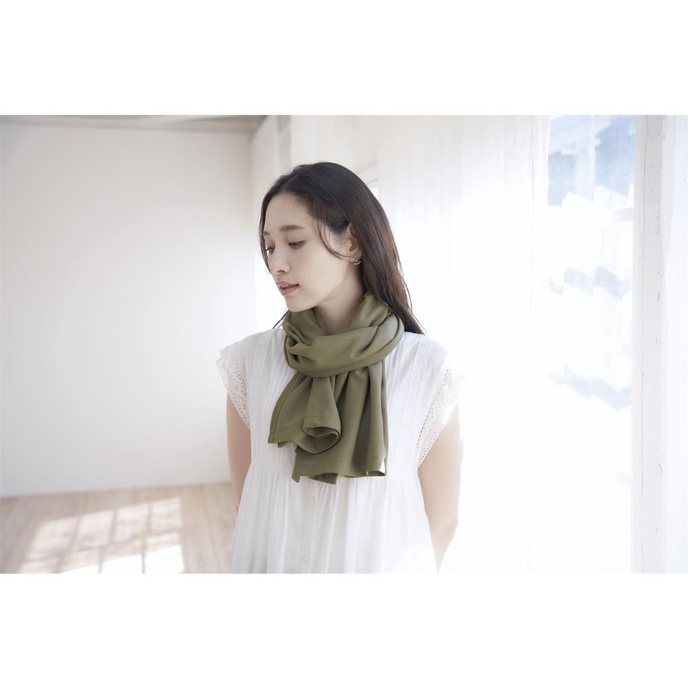 首に巻いてストールに