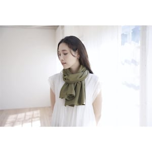 首に巻いてストールに