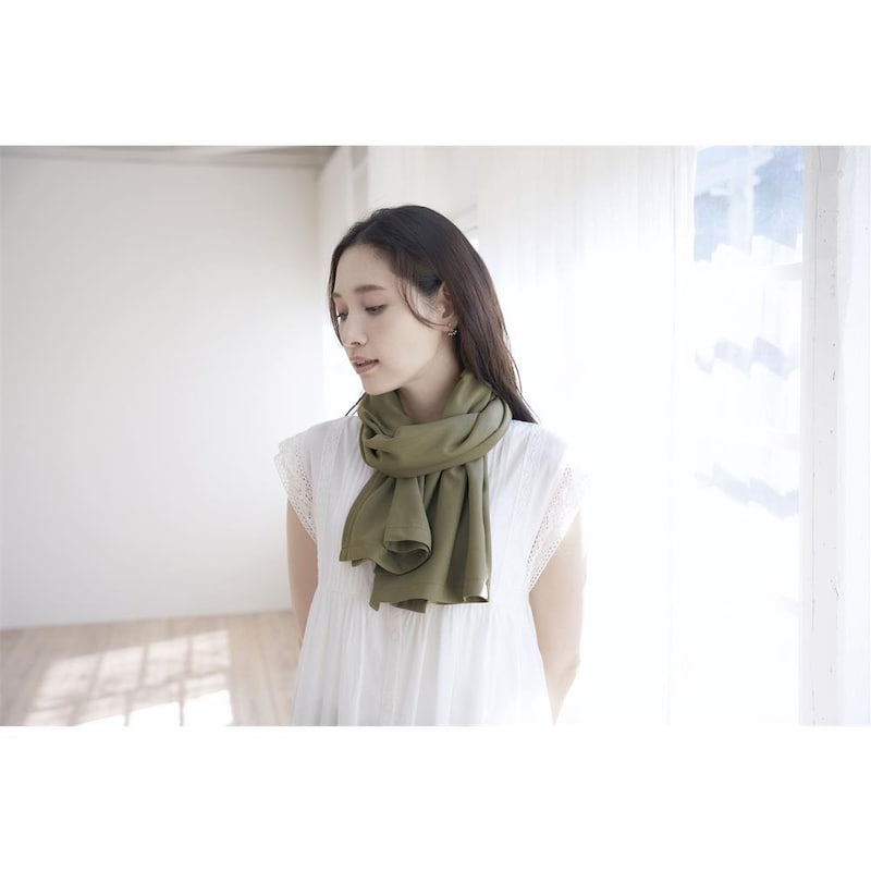 首に巻いてストールに
